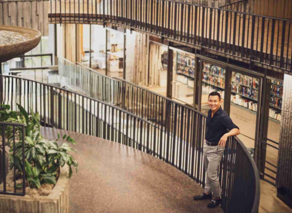 The image shows a smiling man with text overlay that reads DAVID'S GUIDE alongside a web address.